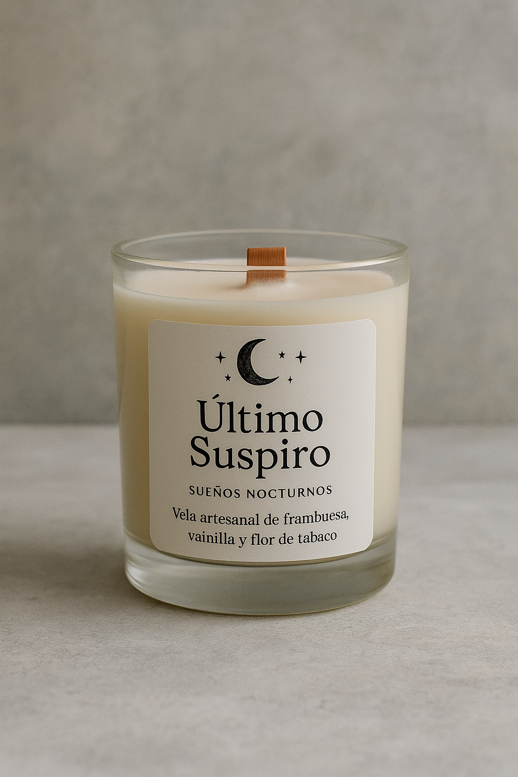 Vela artesanal Último Suspiro en vaso transparente con etiqueta ilustrada en blanco y negro.”