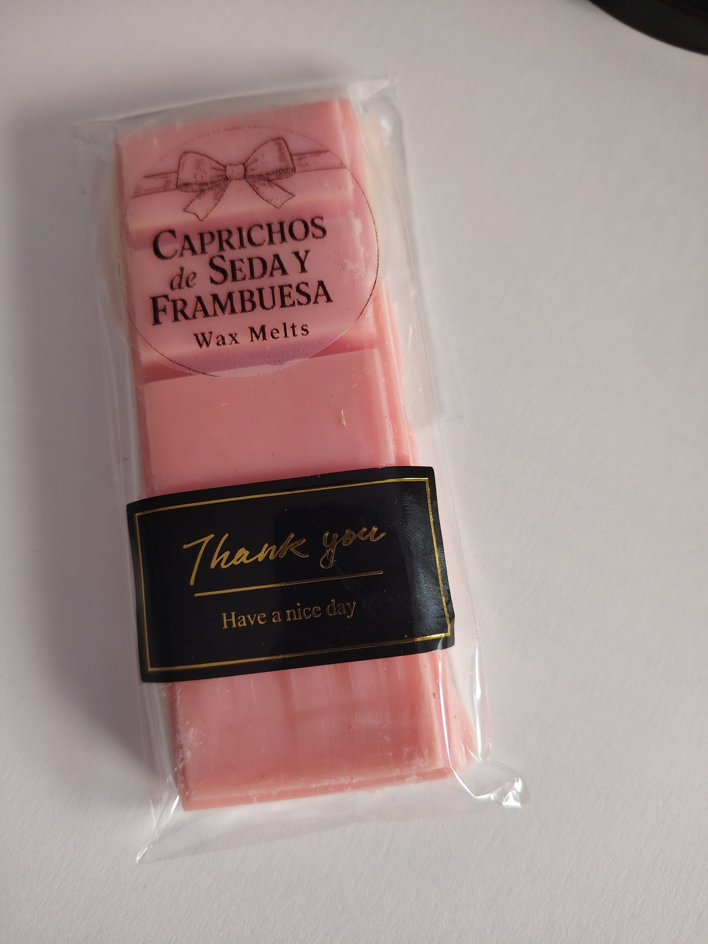 Wax melt Caprichos de Seda y Frambuesa con etiqueta rosa vintage, edición premium artesanal.