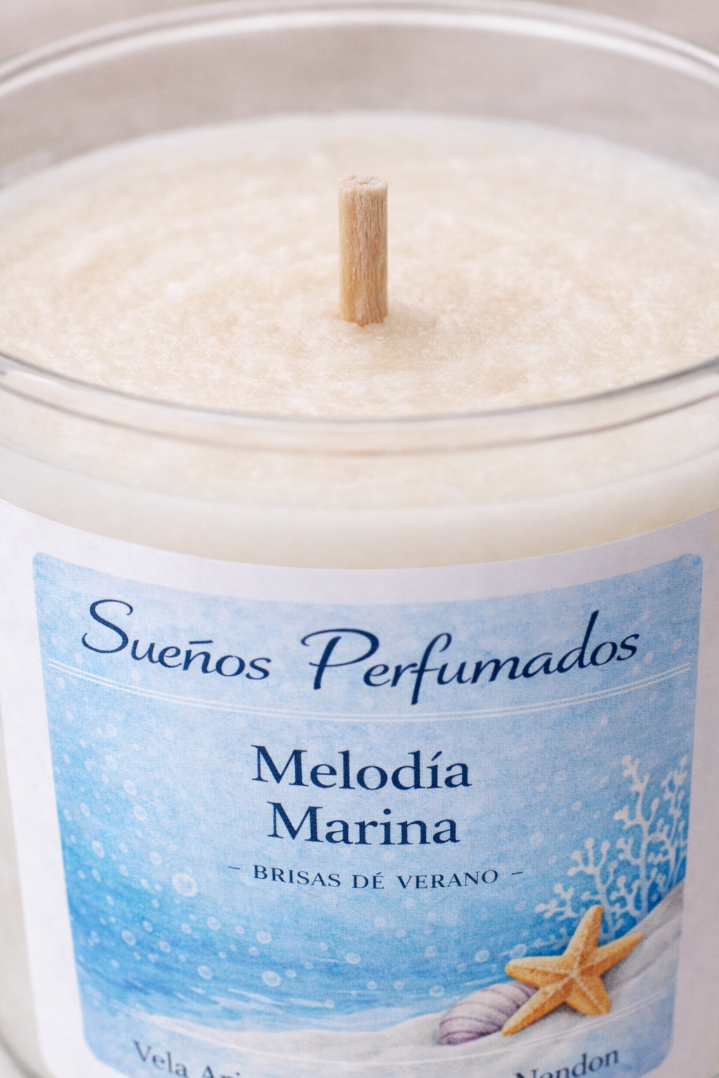 Detalle de vela artesanal con cera natural y mecha de madera Melodía Marina Sueños Perfumados