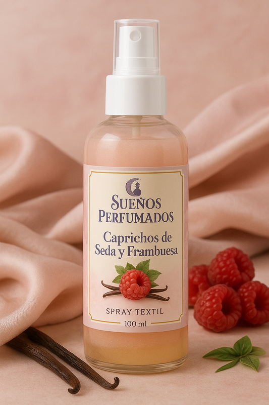 Botella de spray textil bifásico Caprichos de Seda y Frambuesa de 100 ml con etiqueta en tonos pastel. Edición especial artesanal de Sueños Perfumados.